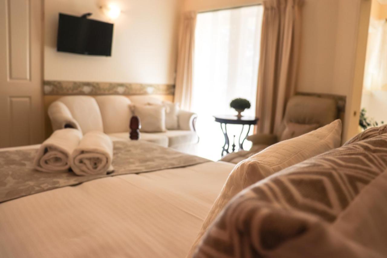 Plumes Boutique Bed & Breakfast Тамуорт Экстерьер фото