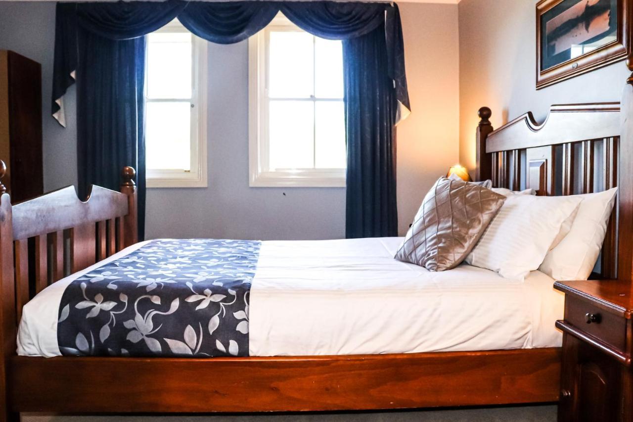 Plumes Boutique Bed & Breakfast Тамуорт Экстерьер фото